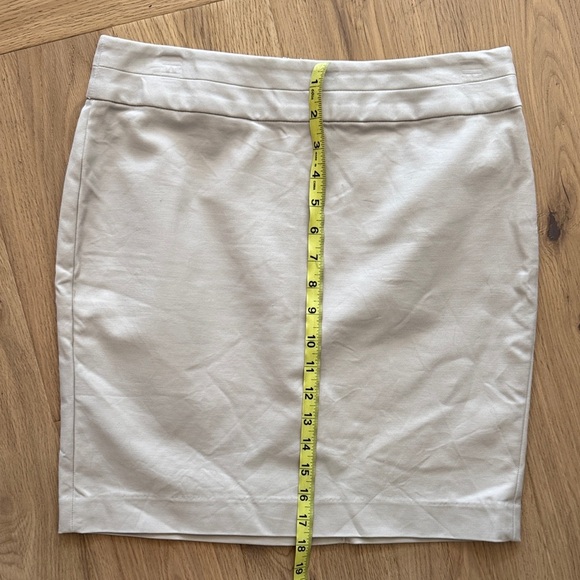 🤍 Banana Republic Cream Skirt
Size 4P (Petite) - Picture 7 of 7